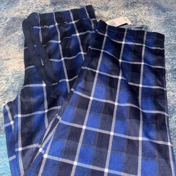 Men’s Izod Blue and Black Plaid Lounge Pants - Picture 4 of 6